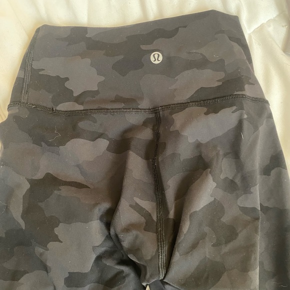 Lululemon camo pants size 2 - Picture 3 of 3